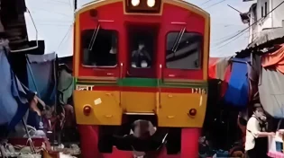 הרכבת דוהרת - והשוק לא עוצר: כך נראה השוק הכי משוגע בתאילנד