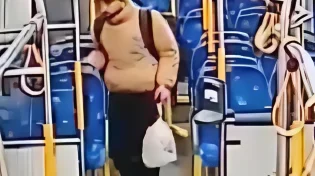 תיעוד דרמטי: המחבל בבת ים מסתיר את פניו - ואז מניח את השקית החשודה