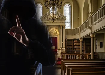 הסוד המטורף שמאחורי השקט בבית הכנסת – גילוי שלא תאמינו!