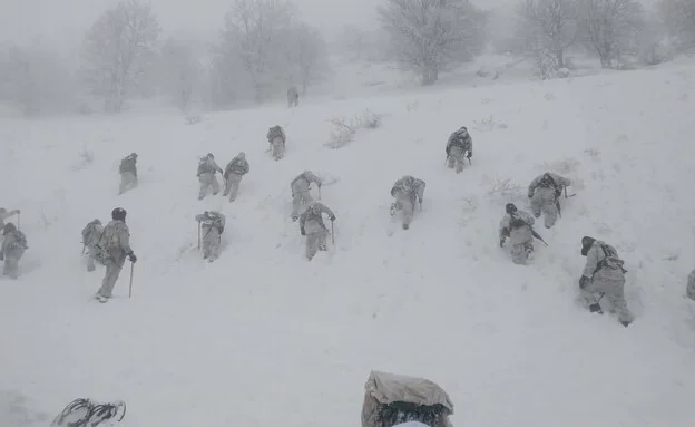 חורף סוער בחרמון הסורי: כך "הלוחמים הלבנים" של צה"ל מתמודדים עם הסופה חורף סוער בחרמון הסורי: כך "הלוחמים הלבנים" של צה"ל מתמודדים עם הסופה