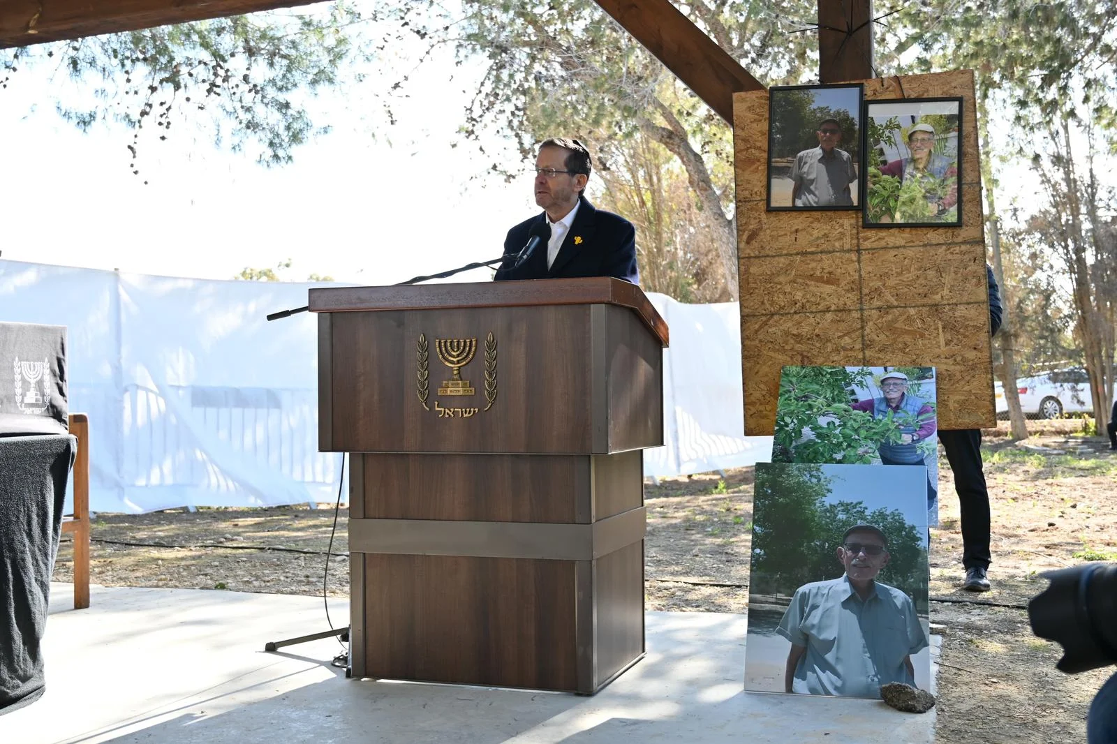 מאות ליוו למנוחות את עודד ליפשיץ ז"ל: "חזרת הביתה, לניר עוז" מאות ליוו למנוחות את עודד ליפשיץ ז"ל: "חזרת הביתה, לניר עוז"
