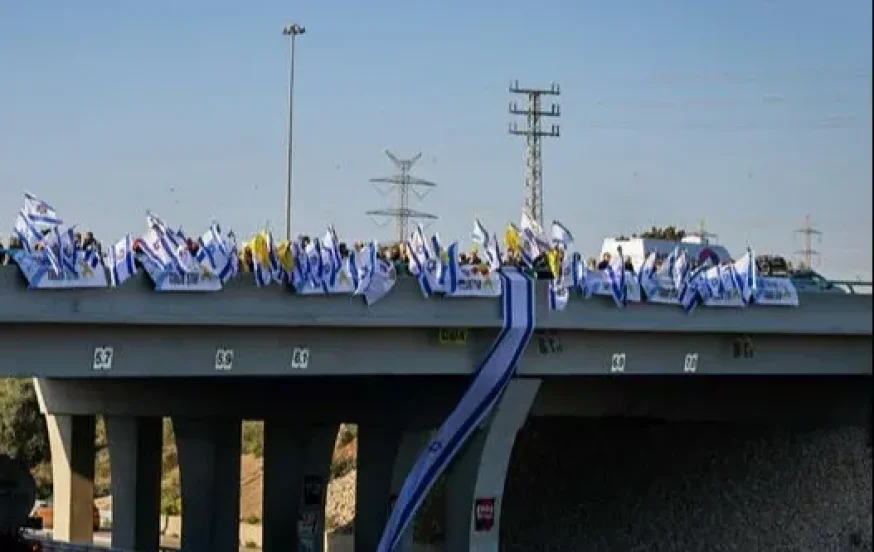 בדגלי ישראל: רבבות מלווים את משפחת ביבס הי"ד למנוחות בדגלי ישראל: רבבות מלווים את משפחת ביבס הי"ד למנוחות