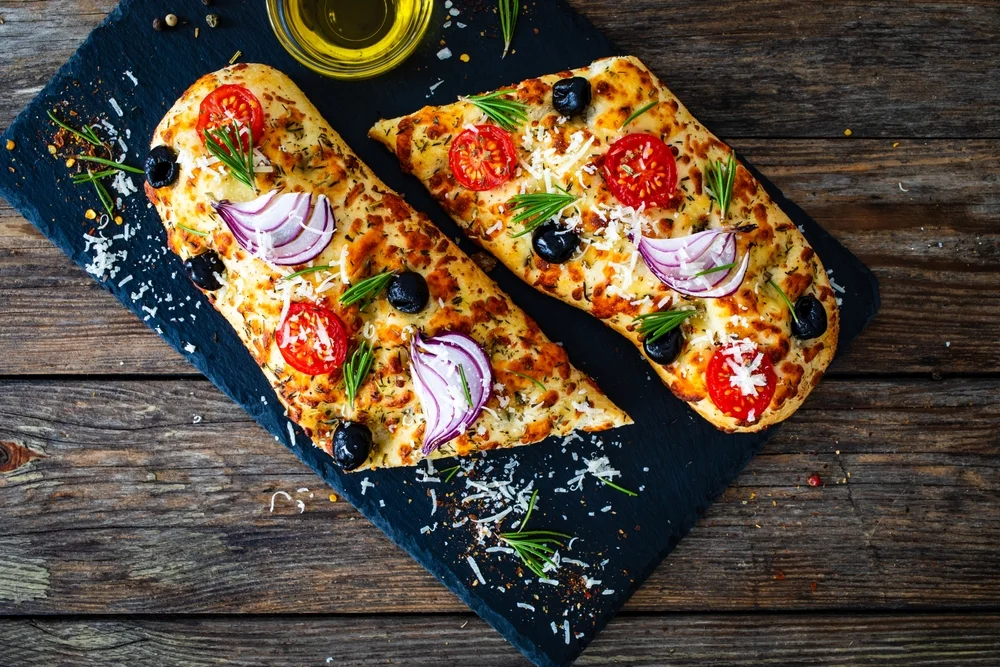 הפוקצ'ה המושלמת שתשדרג כל ערב – גבינות, ירקות בגריל וסלט קפרזה טרי