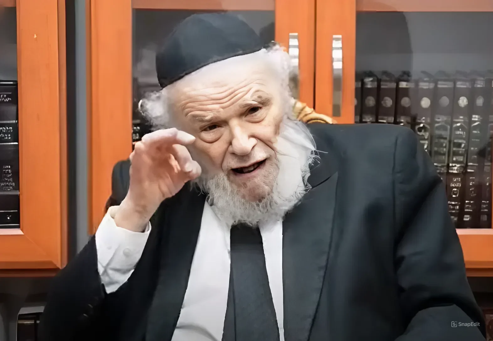 העתירו בתפילה: "חל שיפור במצבו של מרן ראש הישיבה, עדיין זקוקים לרחמי שמיים"