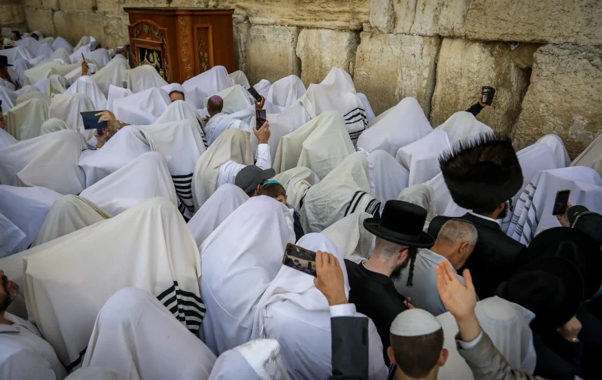 סגולה נדירה ממרן החיד"א: הדרך הנכונה "לאסוף" את ברכת הכהנים ולשמור אותה איתך סגולה נדירה ממרן החיד"א: הדרך הנכונה "לאסוף" את ברכת הכהנים ולשמור אותה איתך