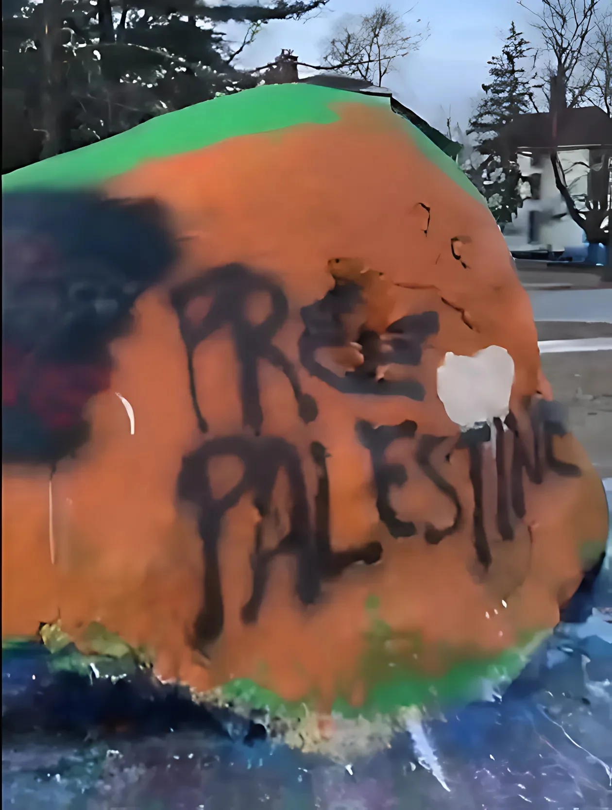 אירוע אנטישמי בארה"ב: אנדרטה לזכר משפחת ביבס הושחתה באוניברסיטת מישיגן