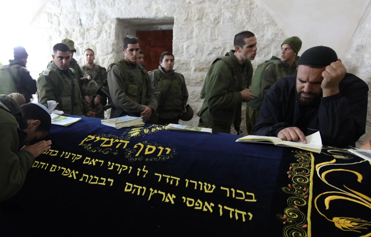 אגם ברגר בביקור עוצמתי בקבר יוסף: "הם צריכים אותנו חזקים"