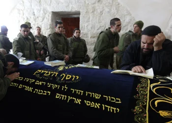 אגם ברגר בביקור עוצמתי בקבר יוסף: "הם צריכים אותנו חזקים"