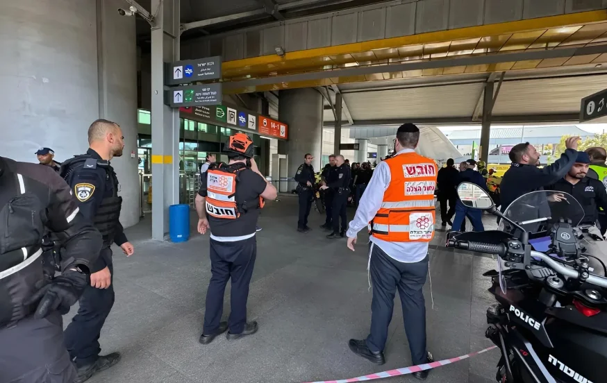 פיגוע דקירה בלב חיפה: חמישה נפצעו, בהם אחד באורח אנוש פיגוע דקירה בלב חיפה: חמישה נפצעו, בהם אחד באורח אנוש