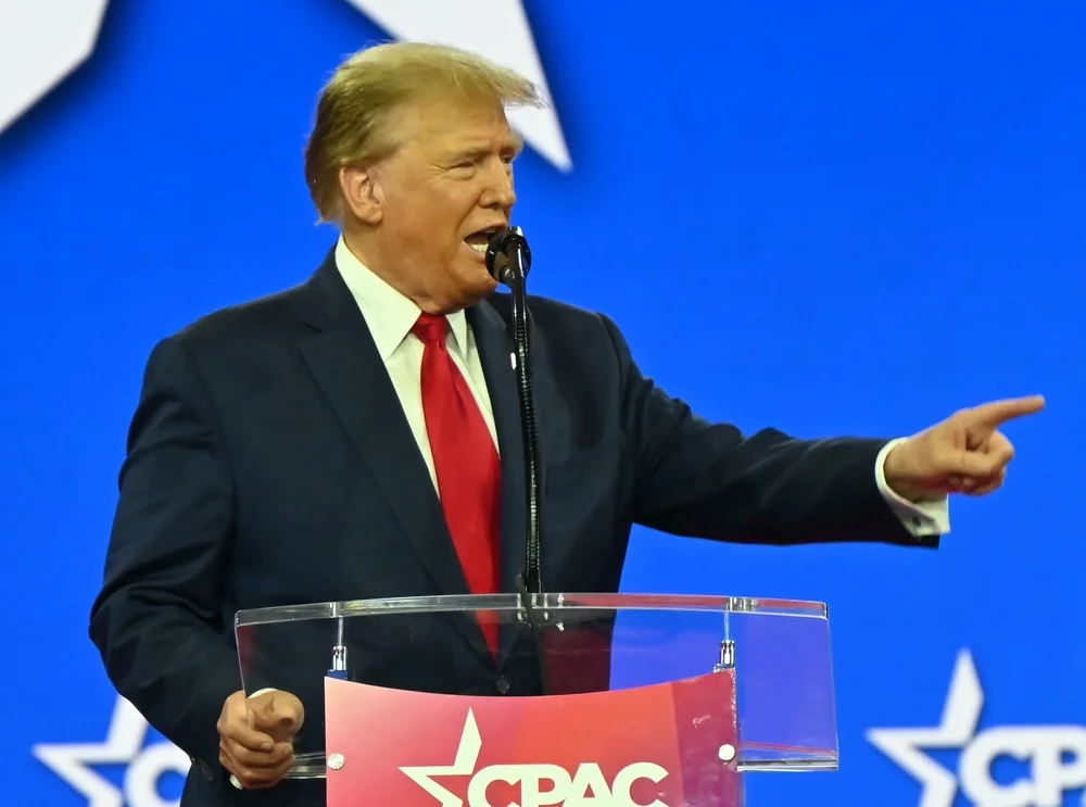 טראמפ מסתער: 75 צווים נשיאותיים בחודש – והממסד המשפטי קורס תחת העומס