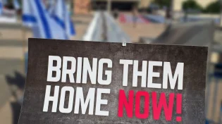 "די להפקרת החטופים!" - אלפים מחו בתל אביב בקריאה נוקבת לממשלה