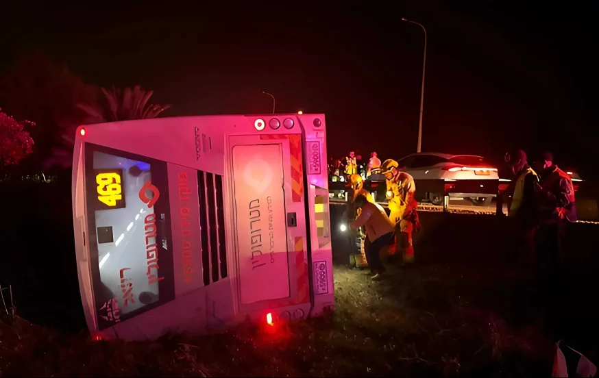 אוטובוס התהפך בדרום: הרוג ו-12 פצועים סמוך למחלף מאחז