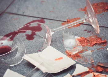 למה אישה שבעלה מתעלל בה בצורה קיצונית לא עוזבת, אלא נשארת ונכנעת?