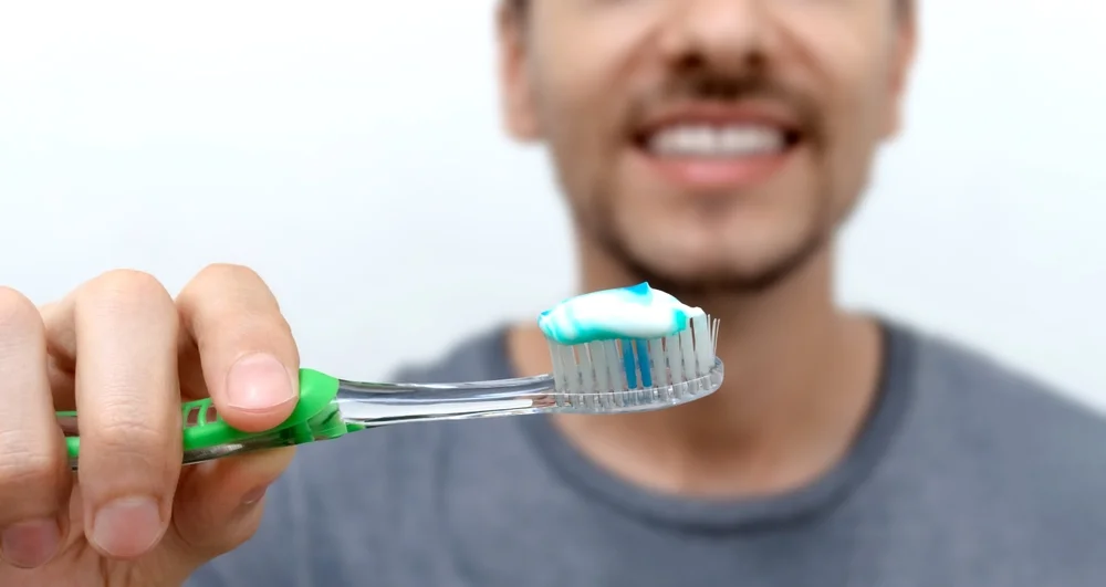 מצחצחים שיניים כמו שצריך? תחשבו שוב – הטעויות שאתם עושים בלי לשים לב