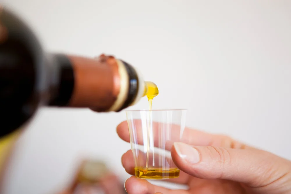 טרנד שמן הזית על הבוקר – האם זה באמת עובד?