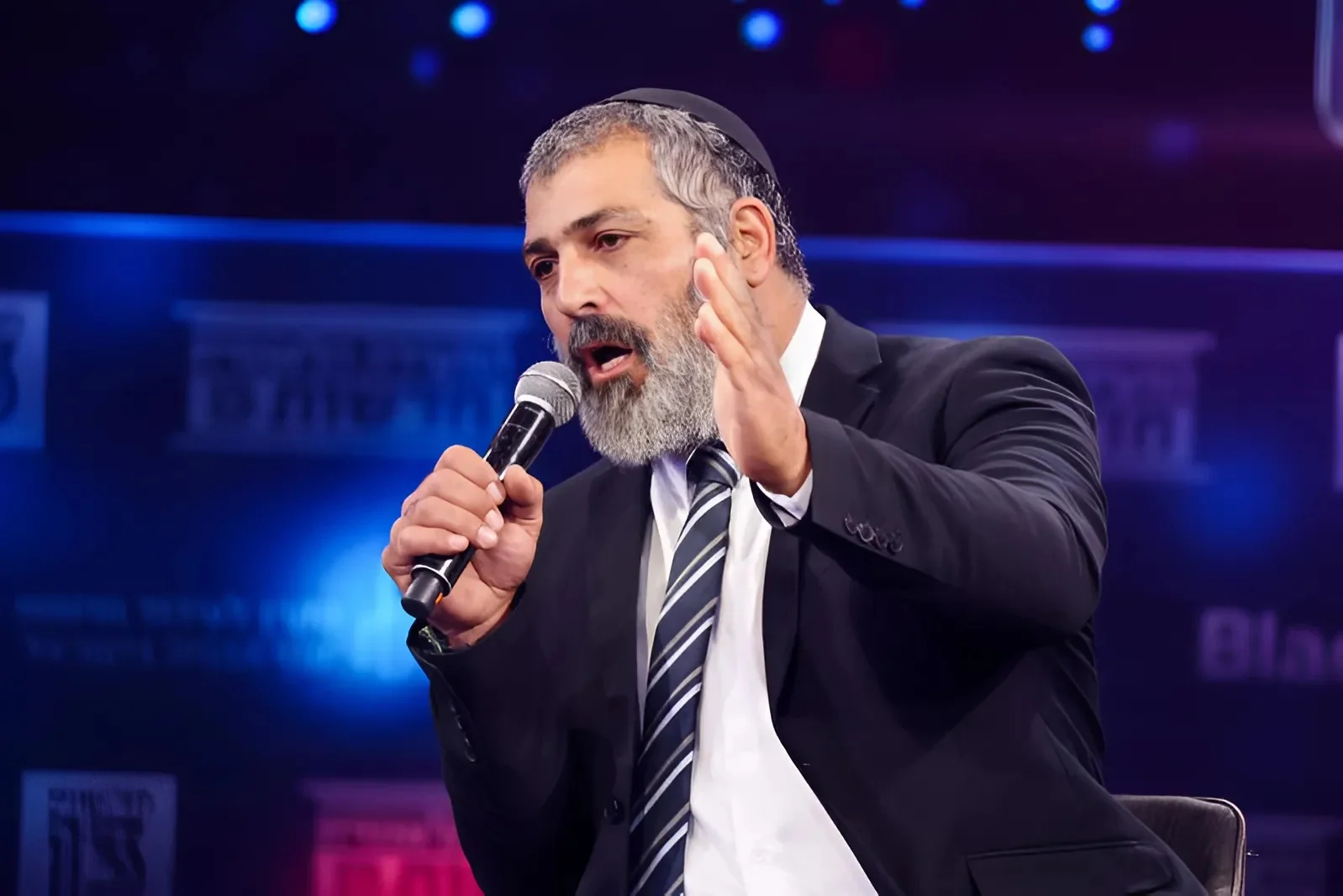 צבי יחזקאלי מזהיר: "המשא ומתן של ארה"ב עם חמאס – מסר של חולשה" צבי יחזקאלי מזהיר: "המשא ומתן של ארה"ב עם חמאס – מסר של חולשה"