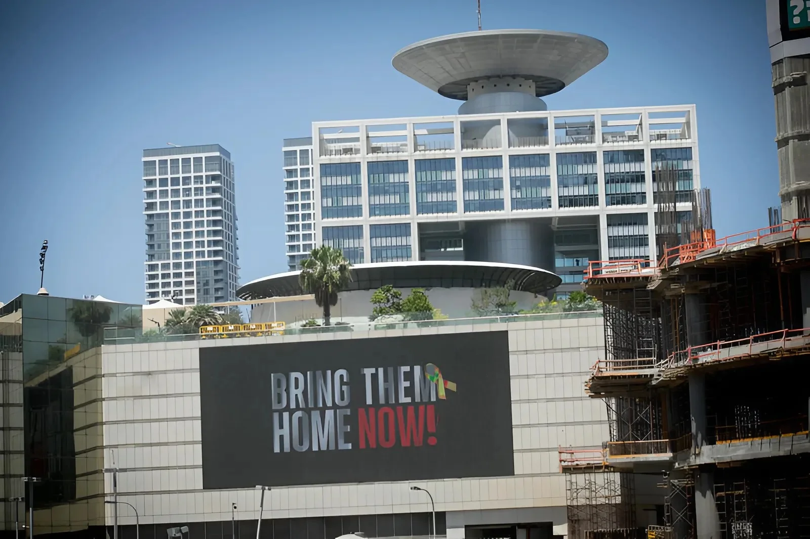  חלק ממשפחות החטופים בעתירה לבג"ץ: "עצירת אספקת החשמל לעזה – סכנה לילדינו"