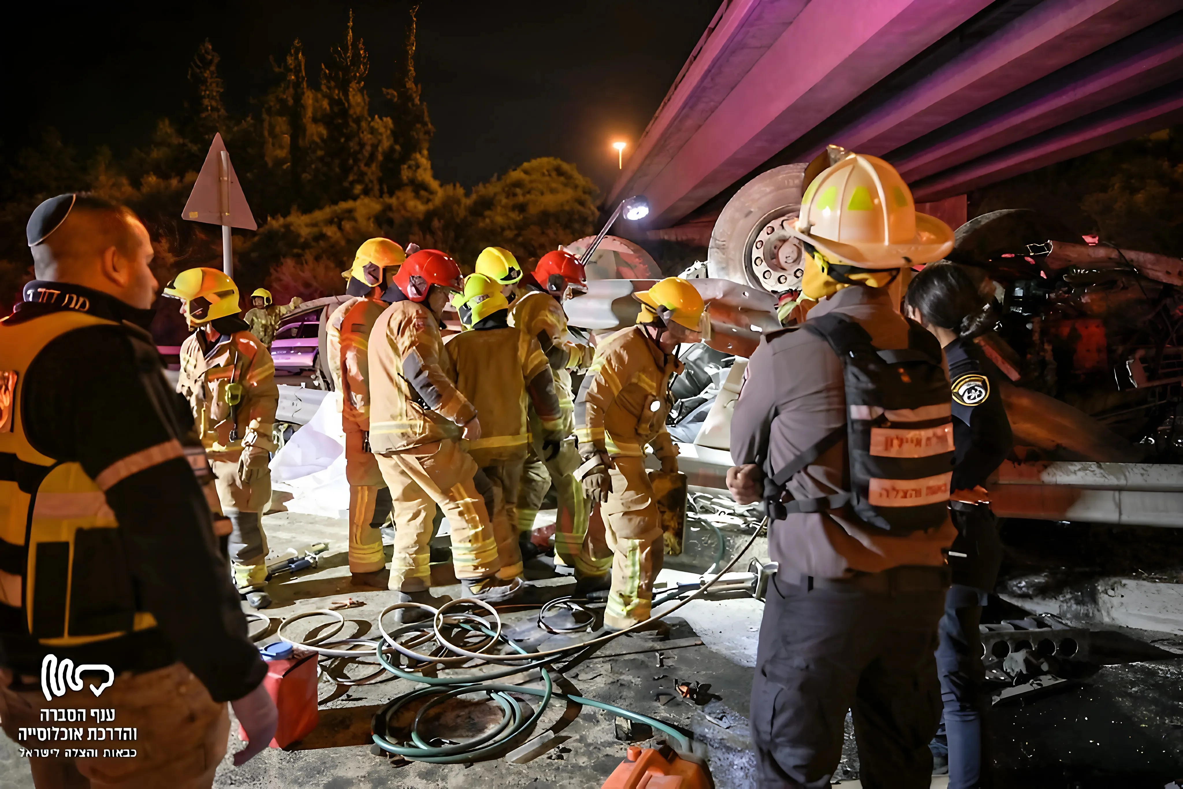 טרגדיה בכביש 6: נהג משאית נהרג לאחר שהמשאית צנחה מגשר והתרסקה בעוצמה