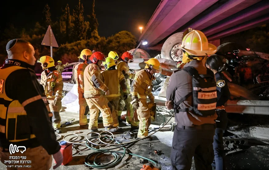טרגדיה בכביש 6: נהג משאית נהרג לאחר שהמשאית צנחה מגשר והתרסקה בעוצמה טרגדיה בכביש 6: נהג משאית נהרג לאחר שהמשאית צנחה מגשר והתרסקה בעוצמה