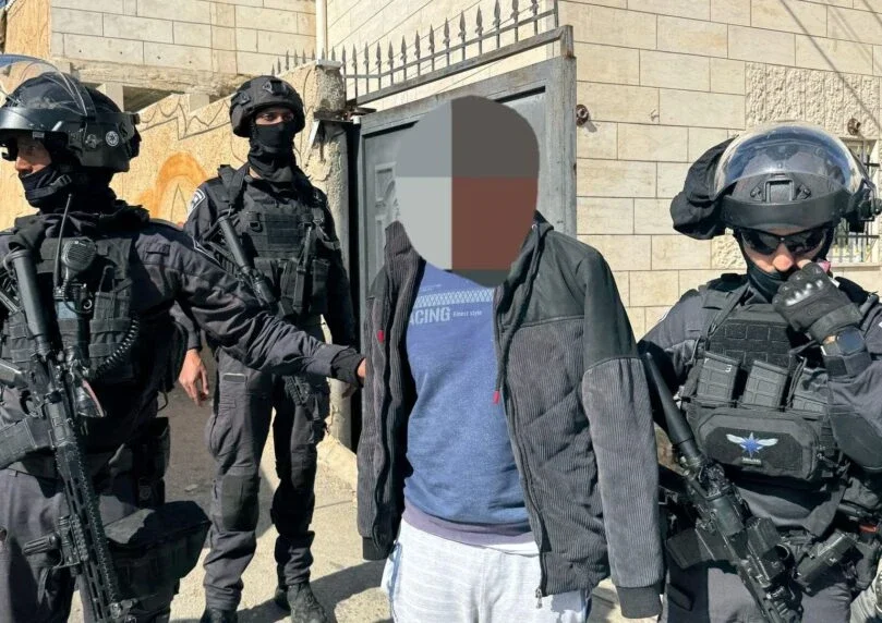 תפיסה דרמטית סמוך לחברון: פלסטיני נעצר עם נשק M16 מוסתר תפיסה דרמטית סמוך לחברון: פלסטיני נעצר עם נשק M16 מוסתר