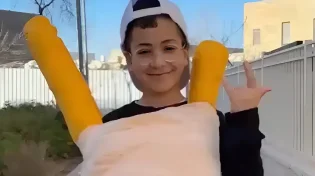 תחפושת השנה: הילד שהתחפש לאימוג'י של אמילי דמארי - הסיבה תחמם לכם את הלב