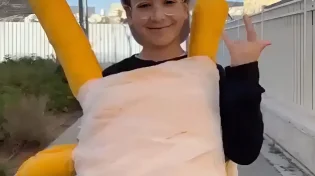 תחפושת השנה: הילד שהתחפש לאימוג'י של אמילי דמארי - הסיבה תחמם לכם את הלב