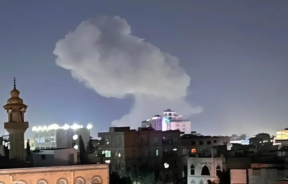 טראמפ לא עוצר: ארה"ב תקפה מטרות חות'יות בתימן – עשרות הרוגים ופצועים