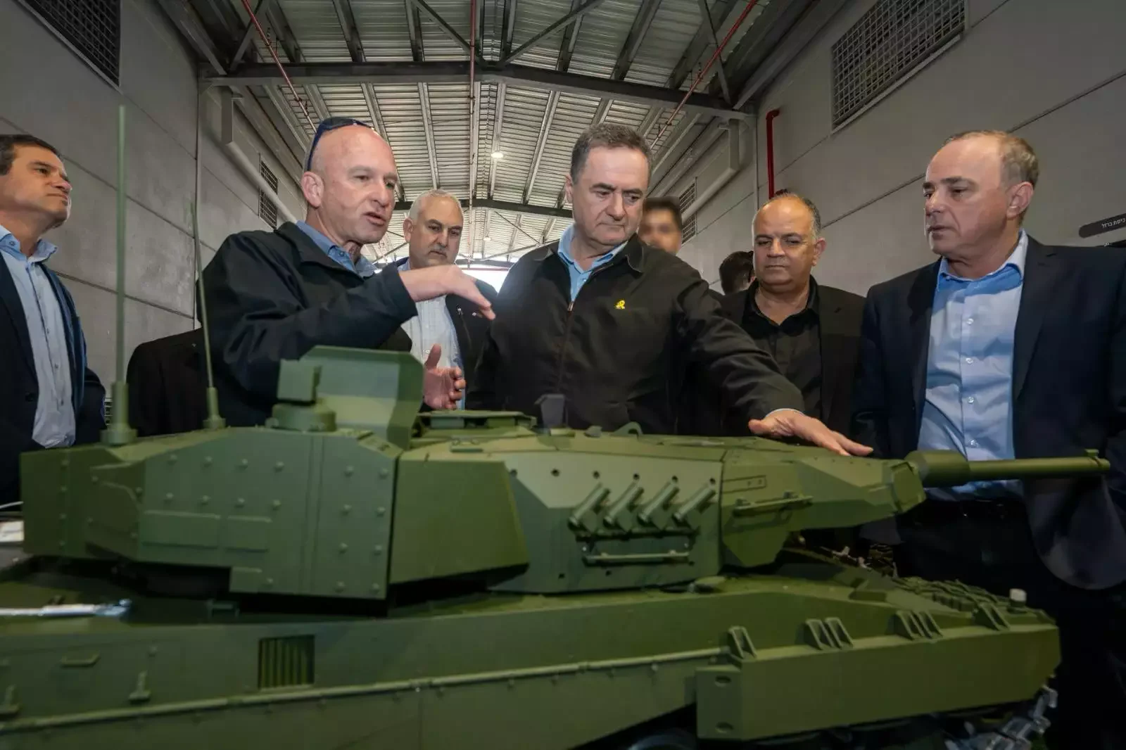 שר הביטחון כ"ץ בביקור ברפאל: "מערכת הלייזר – נשק העתיד של ישראל" שר הביטחון כ"ץ בביקור ברפאל: "מערכת הלייזר – נשק העתיד של ישראל"