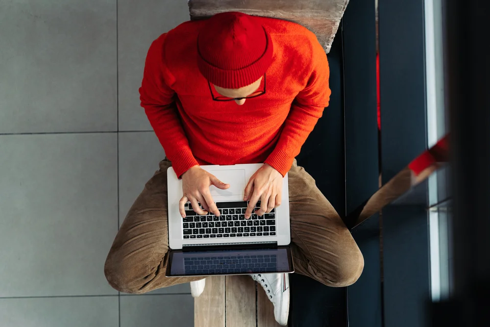 מניחים את הלפטופ על הבטן? זה מה שעלול לקרות לבריאות ולמחשב