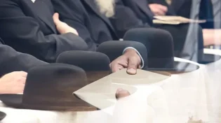 המעטפה שהובילה לנס: איך תרומה אחת בנתה את ראשי הישיבות הגדולים בעולם