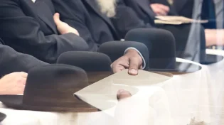 המעטפה שהובילה לנס: איך תרומה אחת בנתה את ראשי הישיבות הגדולים בעולם