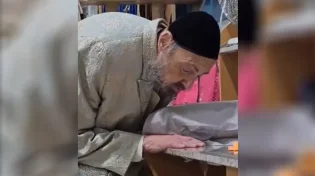 מצמרר: כך הרב דב קוק מתפלל לאחר הניתוח