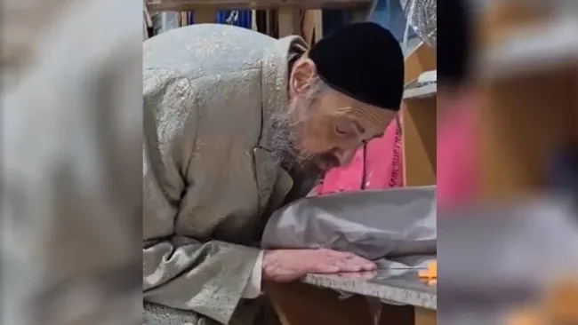 מצמרר: כך הרב דב קוק מתפלל לאחר הניתוח