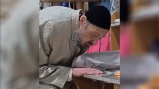 מצמרר: כך הרב דב קוק מתפלל לאחר הניתוח
