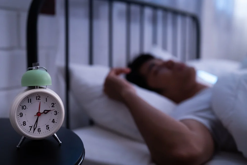 הטעות שלפני השינה שגורמת לכם לקום עייפים – והפתרון הפשוט