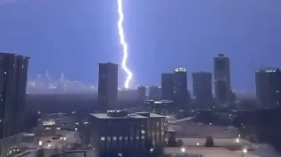 רגע עוצר נשימה: ברקים מטורפים בשמי אטלנטה