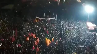 טורקיה סוערת: המונים ברחובות איסטנבול - תיעוד מדהים מהשטח