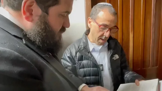 "שמע ישראל - זה מה שנתן לי כוח להחזיק מעמד": אלי שרעבי בעדות מצמררת בציון הרבי מליובאוויטש