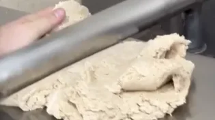 הצצה מרגשת: כך מכינים מצות כשרות לפסח - מהקמח ועד לתנור