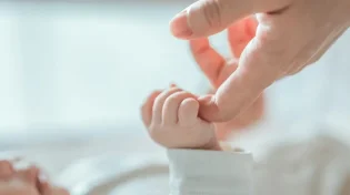 תינוק חי עם ריח של מת? זו הסיבה!