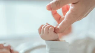 תינוק חי עם ריח של מת? זו הסיבה!