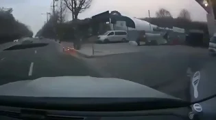 תיעוד קשה מדרום קוריאה: בולען עצום נפער - אופנוען נבלע למוות