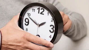 בלילה שבין חמישי לשישי: שעון הקיץ חוזר - ומביא איתו את האביב