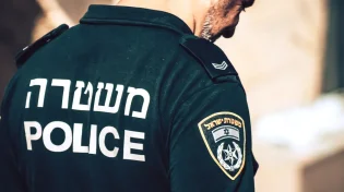 דרמה באור יהודה: נהג סירב להוראת השוטר - ונסע כשהוא לכוד ברכב
