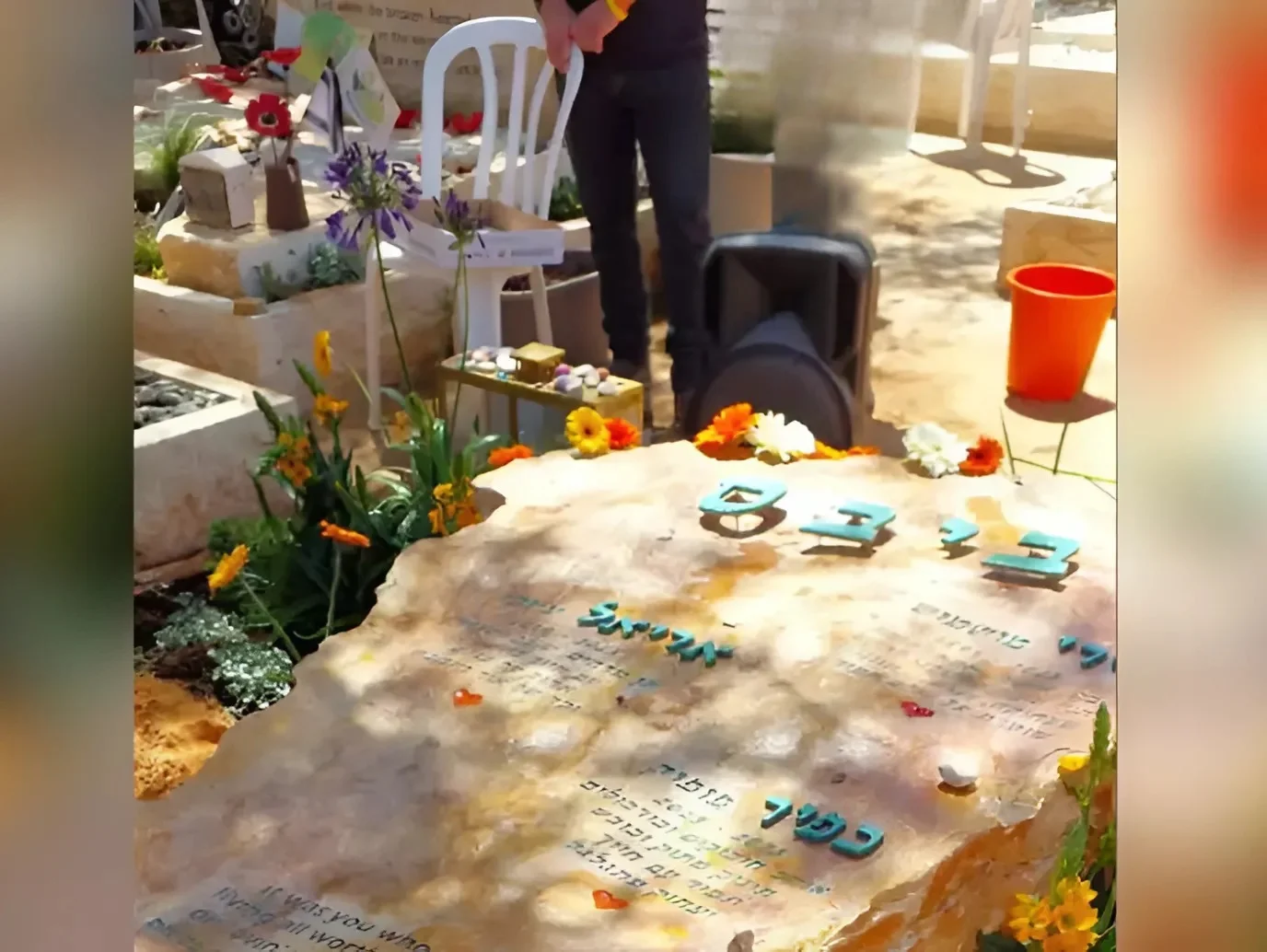 "קשה לי להסתכל על התמונות שלכם": עופרי ביבס נשברת בגילוי המצבה