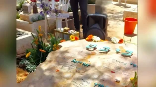 "קשה לי להסתכל על התמונות שלכם": עופרי ביבס נשברת בגילוי המצבה