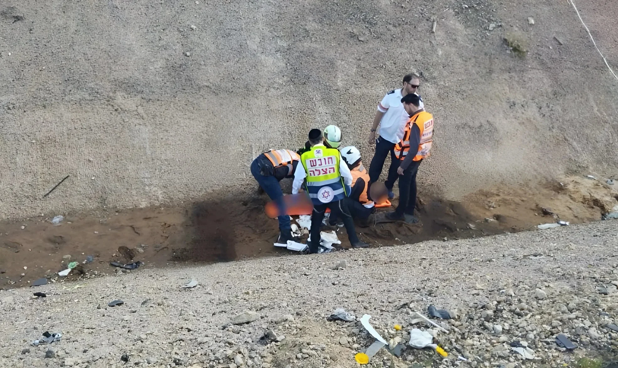 בהלה בעקבות האזעקות: אישה נפלה לתעלה בכביש 1 – מצבה בינוני