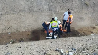 בהלה בעקבות האזעקות: אישה נפלה לתעלה בכביש 1 - מצבה בינוני