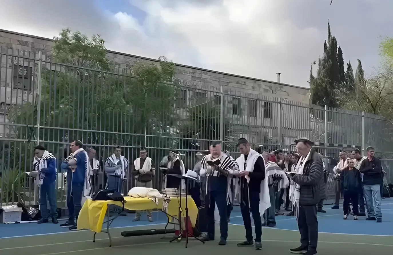 "59 נשמות בידיך": משפחות החטופים התפללו מול ביתו של דרמר – ודרשו תשובות