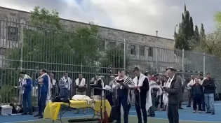 "59 נשמות בידיך": משפחות החטופים התפללו מול ביתו של דרמר - ודרשו תשובות
